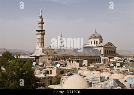 Damaskus, Syrien. Blick über die gewölbte Dächer der Souq Al-Hamadiye Markthalle, die große Omayyaden-Moschee. Stockfoto