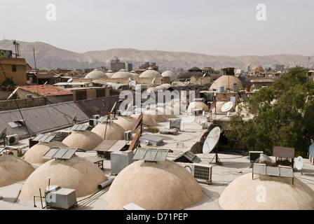 Damaskus, Syrien. Blick über die Kuppeldächer des Marktes der Souq Al-Hamadiye bedeckt die Berge jenseits der Stadt. Stockfoto