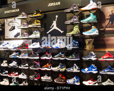 Athletic Footwear Wall, mit Nike Schuhen mit Swoosh Logo, Modell's Sporting Goods Store Interieur, NYC Stockfoto