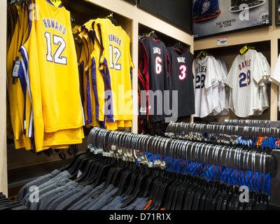 NBA-Trikots, Modell ist Sporting Warenspeicher Interieur, NYC Stockfoto NBA-Trikots, Modell ist Sporting Warenspeicher Interieur, NYC Stockfoto