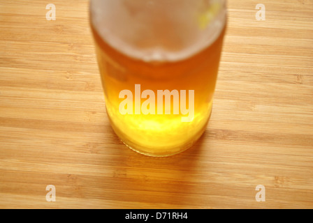 Die Hälfte einer Flasche Bier Stockfoto