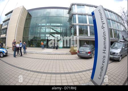 Hameln, Deutschland, 26. April 2013. Polizisten und Journalisten stehen vor dem Gerichtsgebäude in Hameln, Deutschland, 26. April 2013. Die Grafschaftbeauftragter Landkreis Hameln-Pyrmont, Rüdiger Butte, wurde in seinem Büro am Gerichtsgebäude erschossen. Foto: Sebastian Kahnert/DPA/Alamy Live-Nachrichten Stockfoto