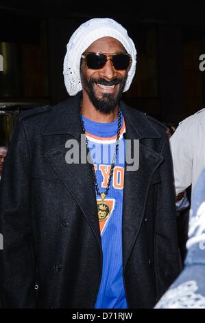 New York, USA. April 25, verlässt 2013.Snoop Löwe, den Sirius XM Studios in New York am 25. April 2013. Foto von: Ray Tamarra/Everett Collection/DPA/Alamy Live-Nachrichten Stockfoto