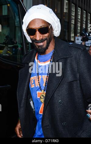 New York, USA. April 25, verlässt 2013.Snoop Löwe, den Sirius XM Studios in New York am 25. April 2013. Foto von: Ray Tamarra/Everett Collection/DPA/Alamy Live-Nachrichten Stockfoto