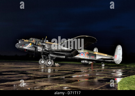 Avro Lancaster B1 - 2. Weltkrieg RAF Bomber auf dem Vorfeld in der Nacht Stockfoto