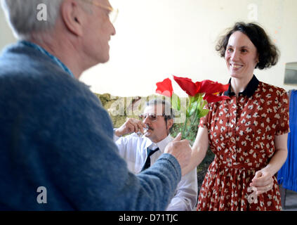 Von links: Detlef Grosler, Karel Halba und Barbora Spalova gelten während einer Probe der Theateraufführung Mai in Deutsch-Gabel in Petrovice in der Nähe von Jablonne V Podjestedi/Gabel, Tschechische Republik, 26. April 2013. Amateur Leistung mit einer Beteiligung von Menschen von der deutschen Grenze basiert auf Sudeten Geschichten und eine Premiere werden 1.Mai. (CTK Foto/Bretislav Fiala) Stockfoto