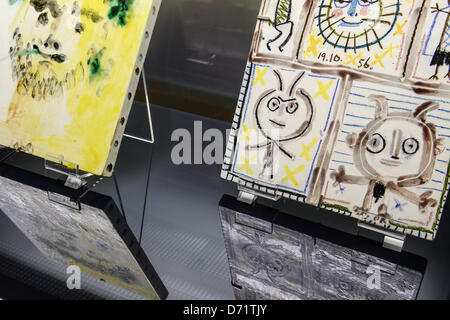 Bamberg, Deutschland, 26. April 2013. Zwei rechteckige Platten gemacht von Pablo Picasso im Jahr 1956 zeigen "Eine Person mit Lorbeerkranz und Kohl in den Mund" (L) und "Fünf Frauen" und sind in der Ausstellung "Picasso Keramik" in Bamberg, Deutschland, 26. April 2013. Mehr als 50 Vasen, Skulpturen, Schalen und Teller des spanischen Künstlers sind in der Ausstellung von 27 April bis 01 September präsentiert. Foto: David Ebener/DPA/Alamy Live-Nachrichten Stockfoto