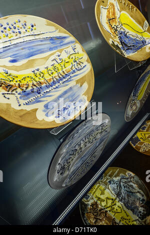 Bamberg, Deutschland, 26. April 2013. Vier Platten aus der Serie "Corrida" von Pablo Picasso im Jahr 1956 sind in der Ausstellung "Picasso Keramik" in Bamberg, Deutschland, 26. April 2013 vorgestellt. Mehr als 50 Vasen, Skulpturen, Schalen und Teller des spanischen Künstlers sind in der Ausstellung von 27 April bis 01 September präsentiert. Foto: David Ebener/DPA/Alamy Live-Nachrichten Stockfoto