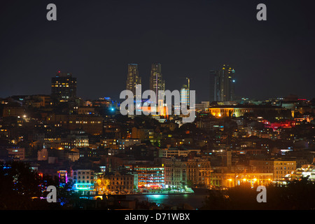 Türkei, Istanbul, Blick in Karaköy und Beyoglu, im Hintergrund die Hochhäuser des Bankenviertels Stockfoto