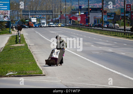 Obdachloser überqueren einer Hauptstraße in Sofia Stockfoto