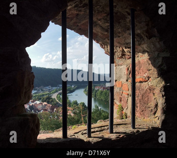 symbolischen Gefängnis Thema mit Panoramablick außerhalb ein vergittertes Fenster auf Burg Wertheim in Süddeutschland Stockfoto