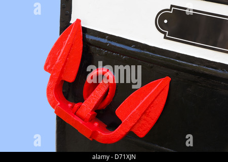 Rot gehisst Anker auf Boot vor blauem Hintergrund Stockfoto