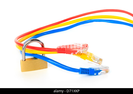 Gesicherten Netzwerk-Kabel mit einem Vorhängeschloss vor weißem Hintergrund Stockfoto