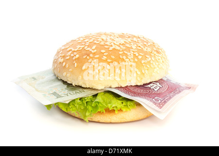 Chinesische Yuan Burger mit Geldscheinen auf weißem Hintergrund Stockfoto