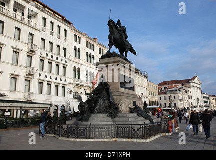 Statue von König Victor Emmanuel II der erste König von Italien außerhalb der Londra Palace Hotel Venedig Italien Stockfoto