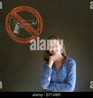 Business-Frau, Student, Lehrer oder Politiker dachte keine Waffen Pazifist denken Kreide Cloud auf Tafel Hintergrund Stockfoto