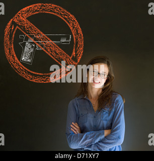 Business-Frau, Student, Lehrer oder Politiker dachte keine Waffen Pazifist denken Kreide Cloud auf Tafel Hintergrund Stockfoto