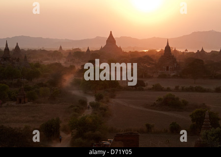 Sonnenuntergang über dem Tempel von Bagan Myanmar (Burma) Stockfoto