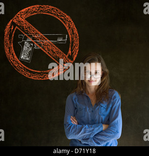 Business-Frau, Student, Lehrer oder Politiker dachte keine Waffen Pazifist denken Kreide Cloud auf Tafel Hintergrund Stockfoto