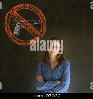 Business-Frau, Student, Lehrer oder Politiker dachte keine Waffen Pazifist denken Kreide Cloud auf Tafel Hintergrund Stockfoto