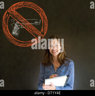 Business-Frau, Student, Lehrer oder Politiker dachte keine Waffen Pazifist denken Kreide Cloud auf Tafel Hintergrund Stockfoto