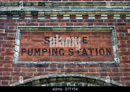 Die Worte Abwasser Pumping Station gemeißelt in Ziegeleien eines Altbaus Stadtwerke. Stockfoto