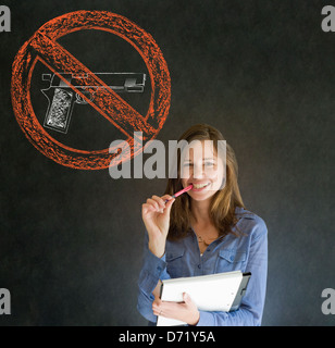 Business-Frau, Student, Lehrer oder Politiker dachte keine Waffen Pazifist denken Kreide Cloud auf Tafel Hintergrund Stockfoto