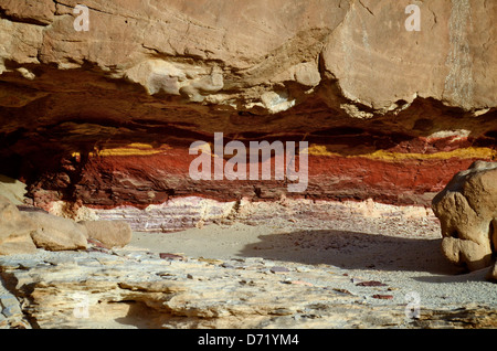 Unterschiedliche farbige Schichten in der Wüstenlandschaft, Ägypten Stockfoto