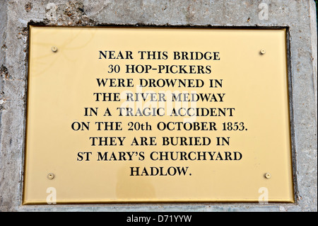 Gedenktafel in der Nähe von Hartlake Brücke über den Fluss Medway bei Golden Green, Kent, UK. Stockfoto