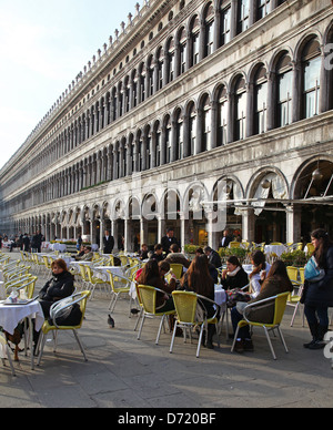 Ein Kellner bedient Kunden in einem Outdoor-Straßencafés in Markusplatz oder Piazza San Marco Venice Italy Stockfoto