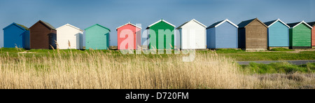 Eine Reihe von bunten Strandhäuschen an der Küste Calshot in Hampshire. Stockfoto