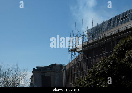 Aberystwyth, Wales, UK. 26. April 2013. Feuerwehr in Anwesenheit zu einem Brand im hinteren Teil der National Library of Wales in Aberystwyth. Alle Arbeitnehmer wurden mit Feuer Crews genannt von außen Aberystwyth zu helfen, es unter Kontrolle bekommen rechtzeitig evakuiert. Kredit: Barry Watkins/Alamy Live-Nachrichten Stockfoto