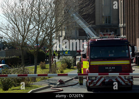 Aberystwyth, Wales, UK. 26. April 2013. Feuerwehr in Anwesenheit zu einem Brand im hinteren Teil der National Library of Wales in Aberystwyth. Alle Arbeitnehmer wurden mit Feuer Crews genannt von außen Aberystwyth zu helfen, es unter Kontrolle bekommen rechtzeitig evakuiert. Kredit: Barry Watkins/Alamy Live-Nachrichten Stockfoto