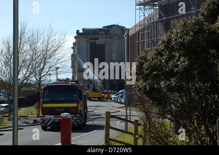 Aberystwyth, Wales, UK. 26. April 2013. Feuerwehr in Anwesenheit zu einem Brand im hinteren Teil der National Library of Wales in Aberystwyth. Alle Arbeitnehmer wurden mit Feuer Crews genannt von außen Aberystwyth zu helfen, es unter Kontrolle bekommen rechtzeitig evakuiert. Kredit: Barry Watkins/Alamy Live-Nachrichten Stockfoto