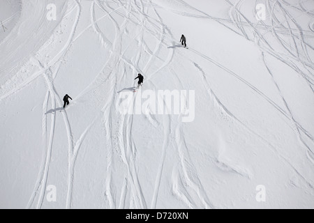 Drei Snowboarder in Aktion. Typische Reise Art Foto aus einem Skiurlaub in den französischen Alpen Stockfoto