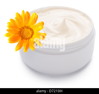 Glas mit Sahne und Calendula Blume auf einem weißen Hintergrund. Stockfoto