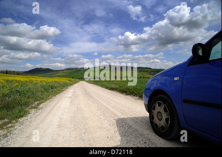 Italien, Toskana, Val d'Orcia, Auto auf der Landstraße Stockfoto