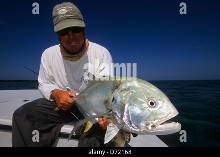 Ein Fliegenfischer mit einem Jack Crevalle (Caranx Hippos) gefangen in der Nähe von Key West, Florida Keys Stockfoto