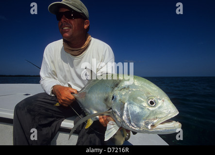 Ein Fliegenfischer mit einem Jack Crevalle (Caranx Hippos) gefangen in der Nähe von Key West, Florida Keys Stockfoto