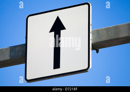 Gehen Sie gerade Verkehrszeichen mit schwarzer Pfeil auf weißem Quadrat Stockfoto