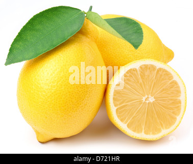 Zitronen mit Blättern auf einem weißen Hintergrund. Stockfoto