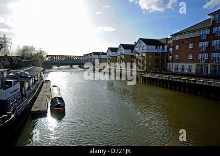 Am Flussufer Neubauten in Peterborough UK Stockfoto