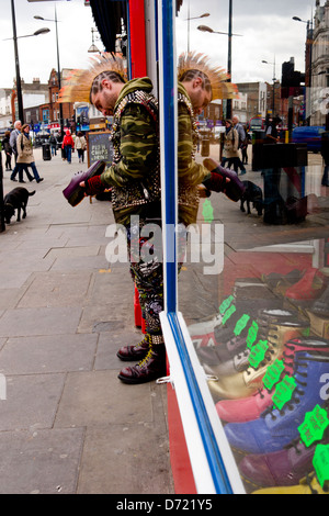 Punk vor Boot Shop in Camden Town. Stockfoto