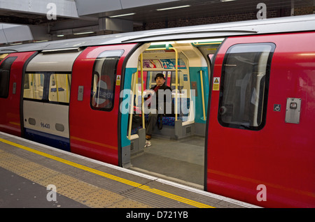 Mann sitzt in einem U-Bahn-Zug. Stockfoto