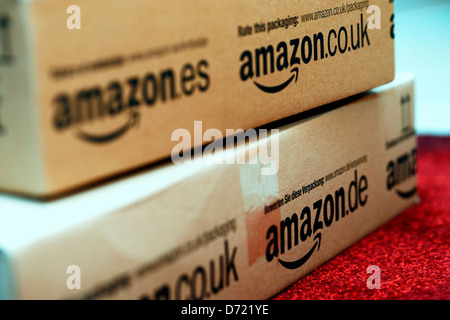 Pakete von der Firma Amazon Online-Versandhandel Stockfoto