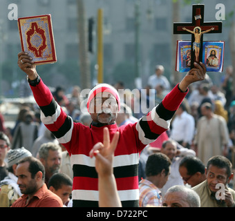 Ein ägyptischer Mann hält der Heilige Koran und die christliche Bibel mit Holzkreuz während einer Großkundgebung am Tahrir-Platz in Kairo, Ägypten Stockfoto