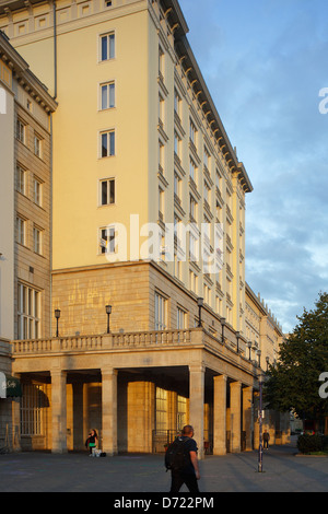 Magdeburg, Deutschland, Wohngebäude in der Ernst-Reuter-Allee im Stadtzentrum Stockfoto