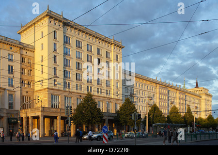 Magdeburg, Deutschland, Wohngebäude in der Ernst-Reuter-Allee im Stadtzentrum Stockfoto