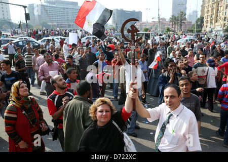 Ägyptische Christliches Paar halten ein Kreuz bei einer Großkundgebung am Tahrir-Platz in Kairo, Ägypten Stockfoto