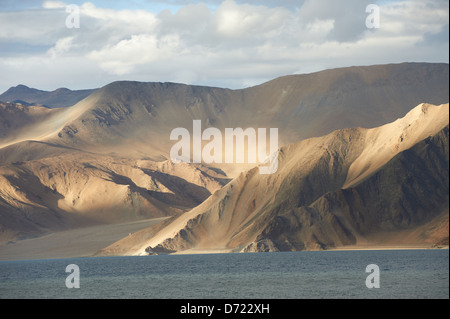 Abendlicht am Pangong See im indischen Himalaya Stockfoto